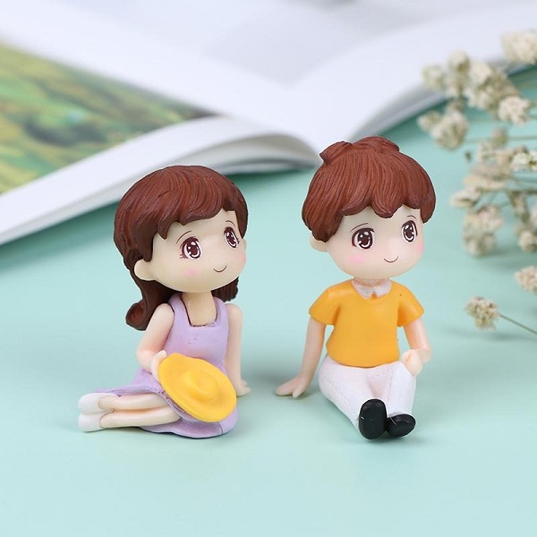New Sitting Couple with Hat Miniature Décor Accessories - Back Garden Nursery