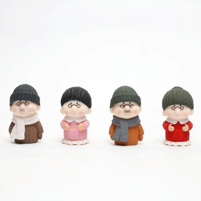 Winter Theme Couple Miniature -Decor Item – Back Garden Nursery