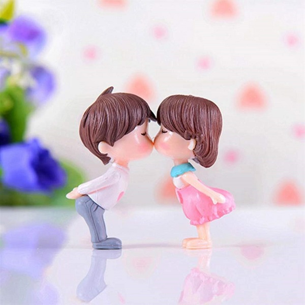 Kissing Couple Resin Miniature  Garden Ornaments - Back Garden Nursery