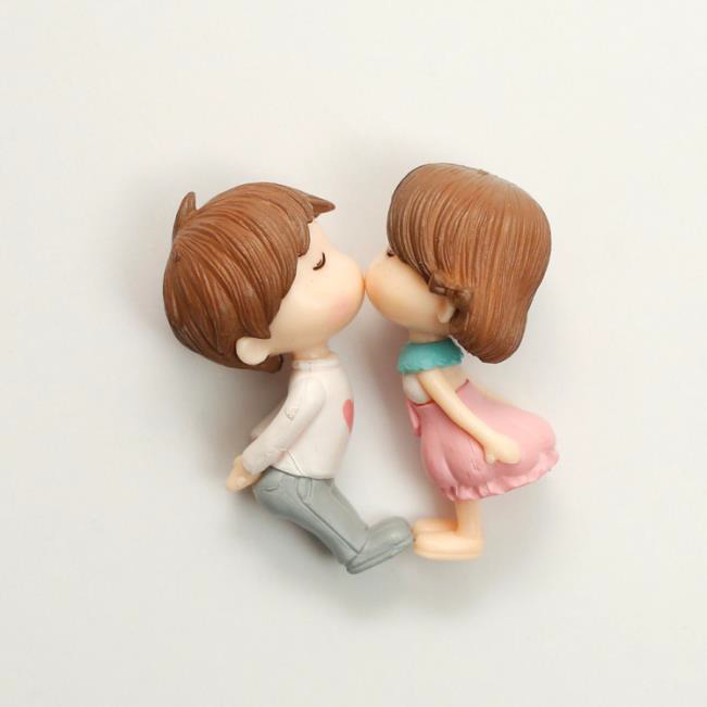 Kissing Couple Resin Miniature  Garden Ornaments - Back Garden Nursery